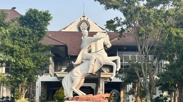 Patung Pangeran Diponegoro berkuda di depan Gedung Rektorat Universitas Diponegoro